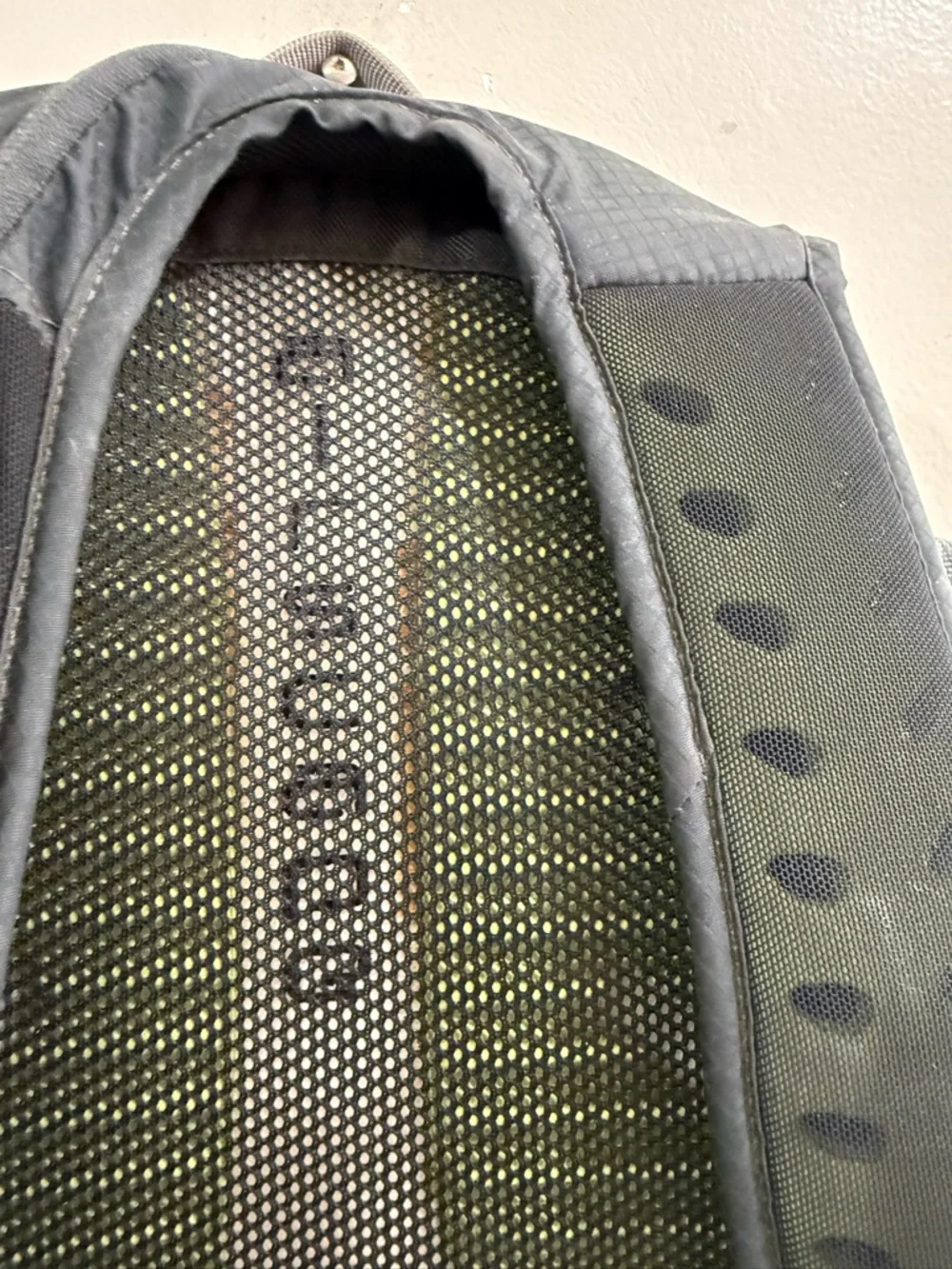 OSPREY Raptor 14 Backpack in Black with Gray Accents